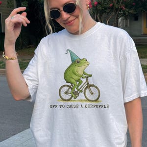 Comfort Colors® Aus, um ein Kerfuffle Frosch-Shirt zu verursachen, lustiges Weirdcore Meme T-Shirt für Erwachsene, ästhetisches Grafik-T-Shirt Männer Frauen
