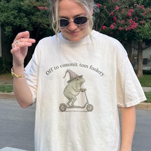Off to Commit Tom Foolery Comfort Colors® Frog-T-shirt, grappig Weirdcore Meme-T-shirt, sarcastisch grafisch T-shirt voor volwassenen