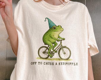 Camiseta Comfort Colors® Off to Cause a Kerfuffle Frog, divertida camiseta Weirdcore con meme para adultos, camiseta gráfica estética para hombres y mujeres.