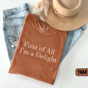 Camiseta &quot;Primero que nada soy una delicia&quot; Comfort Colors®, camiseta divertida con humor, camiseta con gráfico sarcástico, camiseta con cita divertida, camiseta con sarcasmo, camiseta de moda