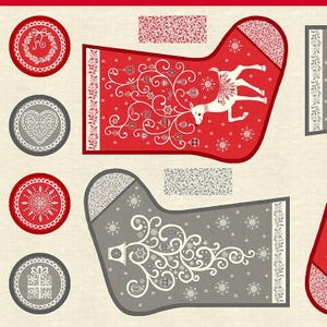 Könnte beinhalten: Ein Stoffpaneel mit zwei Weihnachtsstrümpfen, einem roten mit weißem Rentier und einem grauen mit weißem Baumdesign. Das Paneel enthält kreisförmige Ornamente mit Kränzen, Herzen, Schneeflocken und Geschenkmotiven auf cremefarbenem Grund.