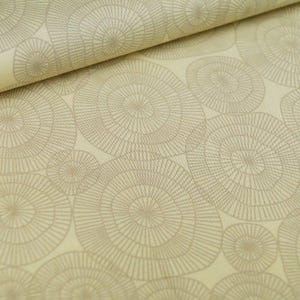 Könnte beinhalten: Ein hellbeiger Stoff mit einem sich wiederholenden Muster aus konzentrischen Kreisen in einem dunkleren Beigeton. Das Design besteht aus feinen, strahlenförmigen Linien, die Kreise unterschiedlicher Größe bilden und eine texturierte Optik erzeugen.