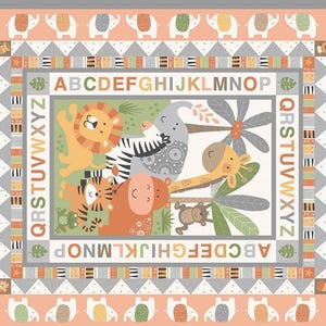 Könnte beinhalten: Ein rechteckiges Stoffpaneel mit einer zentralen Illustration von Löwe, Zebra, Elefant, Tiger, Flusspferd, Giraffe und Affe. Der Rand zeigt das Alphabet in orangefarbenen und grünen Buchstaben, umgeben von kleinen Elefanten.