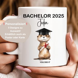 Bachelor Geschenk 2025 – Otter Tasse personalisiert mit Namen – Studienabschluss Geschenk – Poster & Tasse – Abschluss Geschenk Bachelor