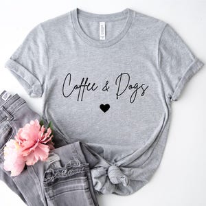 coffee and dogs minimalistisches Line Art T-Shirt, Zitat über Kaffee T-Shirt, Geschenk für Hundeliebhaber, stylisches Gassi Geh Outfit
