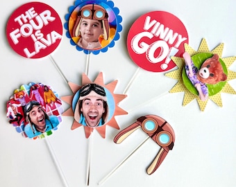 Puede incluir: Un conjunto de seis adornos de papel para pasteles sobre palitos blancos. Incluye diseños circulares y en forma de estrella con el texto THE FOUR IS LAVA y VINNY GO!, junto a retratos fotográficos de personas que llevan puestas gafas de aviador.