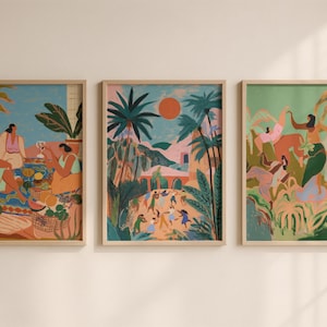 Puede incluir: Tres impresiones artísticas enmarcadas con ilustraciones coloridas. La obra de arte representa escenas de personas en entornos tropicales, con palmeras, figuras y colores vibrantes. Los marcos son de color madera clara.