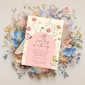 Invitación para baby shower &quot;Un pequeño bicho del amor está en camino&quot;, baby shower en el jardín, baby shower de insectos mariquitas de género neutro, plantilla editable, Canva