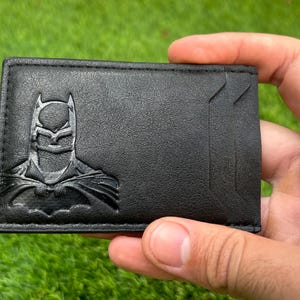 Fledermaus Leder Geldbörse aus Vegan Leder - Minimalistischer Stil - Comic Fan Geschenk - Superhelden-inspirierte Prägung