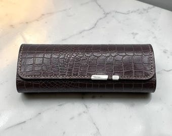Brillenetui aus veganem Leder | Schwarzes Krokodil-Imitat | Magnetverschluss | Hartschalenetui