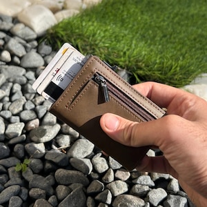Portefeuille RFID mince pour homme | Porte-cartes en cuir avec poche zippée et éjection automatique de la carte
