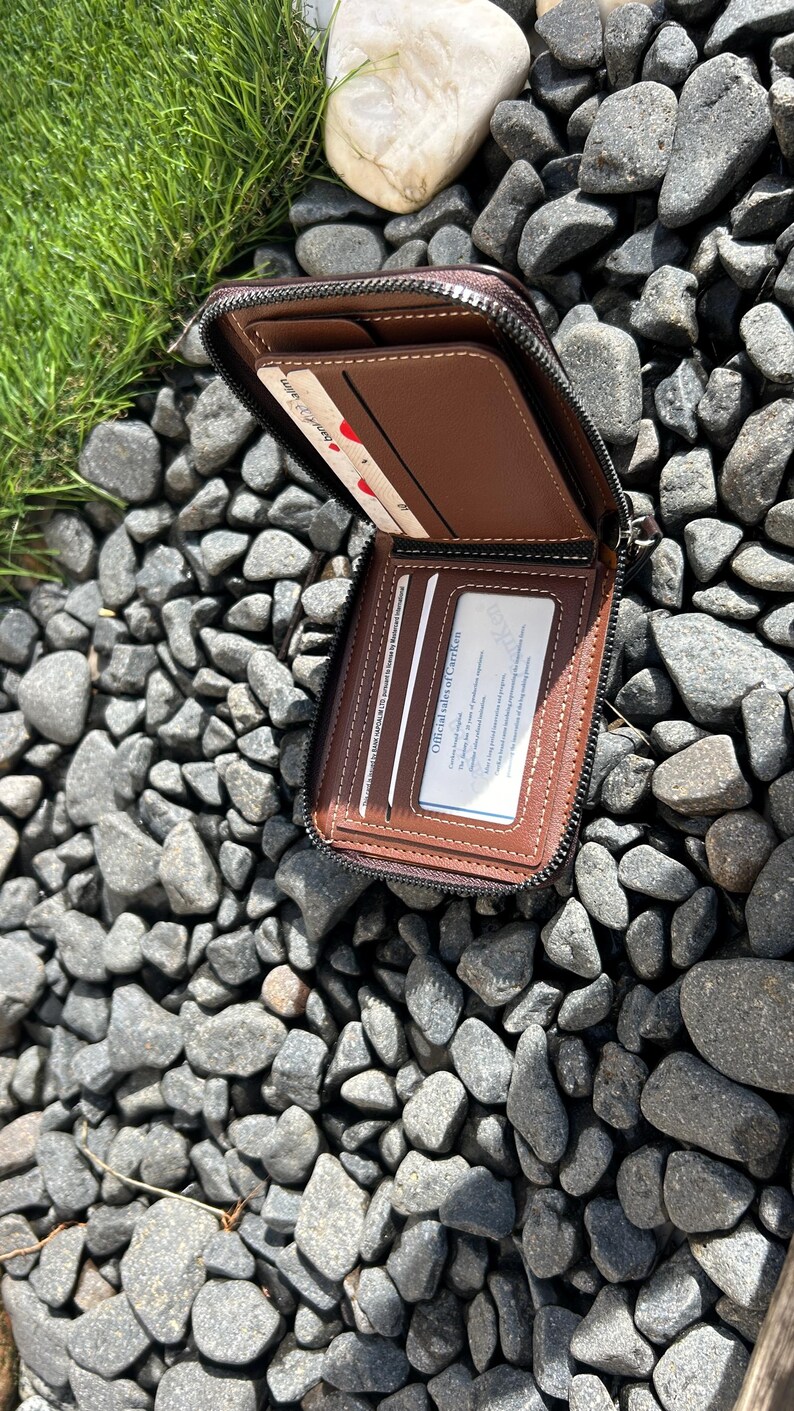 Vegan Leather Zipper Wallet with Crocodile Texture, Minimalist Bifold Coin Card Holder, Slim Leather image 4