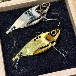 Angeln Geschenk Custom Lure Vatertagsgeschenk Fischer Geschenk für Papa Onkel Ehemann Jahrestag, Angeln Kumpel Geschenk, Metallfischhaken Köder-Set,