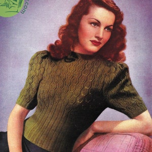 Op de afbeelding: Een vintage breipatroon met een vrouw die een groene gebreide trui draagt met een kabelbreisel. Het patroon is voor een trui met pofmouwen en een ronde hals. Het patroon is uit de jaren 1940 en is in goede staat.