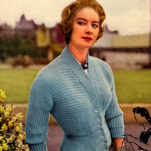 Könnte beinhalten: Ein Vintage-Strickmuster für einen hellblauen Cardigan mit V-Ausschnitt und Knopfleiste. Das Muster heißt "Lavenda Hand Knit" und benötigt 15-17 Unzen Garn. Das Muster ist für eine Brustweite von 30-36 Zoll.