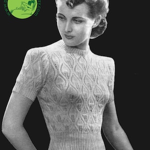 Könnte beinhalten: Ein Vintage-Strickmuster für einen Spitzenpullover namens "Peacock-Feather". Das Muster stammt aus dem Weldons-Heft Nr. 233 und benötigt 5 Unzen 3-fädiges Garn.