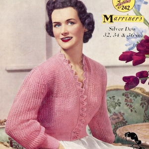 Puede incluir: Un cárdigan de punto rosa con cuello festoneado y cierre de botones. El cárdigan lo lleva una mujer con el pelo oscuro y pintalabios rojo. La imagen incluye el texto "Marriner's Silver Dew 32, 34 & 36 in."