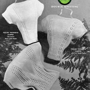 Puede incluir: Un folleto vintage de patrones de tejido para un jersey de punto doble con tres opciones de ribetes diferentes: paneles de cable simulados, paneles de motivos de encaje y paneles de inserción de encaje. El folleto se titula "Hedge Nook" y es de "Pretty Old Patterns".