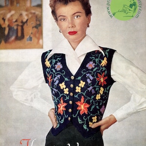 Può includere: Un modello di maglia vintage per un gilet blu navy con un motivo floreale. Il modello si chiama "Florentine Waistcoat" e  è progettato per un busto da 86 a 91 cm.