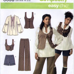 Pode incluir: Padrão de costura Simplicity Easy Chic com opções de roupa feminina. A imagem mostra uma blusa de manga comprida, um colete, calças e calções. O padrão inclui tamanhos 30-38 EUR e 32-40 FR.