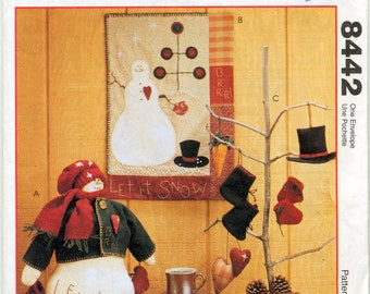 Snowman, Quilt, and Ornaments Sewing Pattern - McCall's 8442 - UNCUT