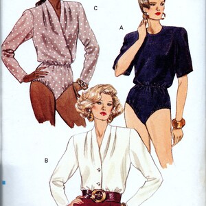 Puede incluir: Un patrón de costura vintage de Very Easy Very Vogue. La portada presenta ilustraciones de tres diseños de body diferentes. Las prendas se muestran en varios colores y estampados. El número de patrón es 7919 y la talla es 8-10-12.