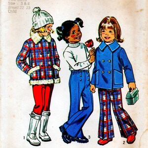 Puede incluir: Un patrón de costura vintage Simplicity para ropa de niños. El número del patrón es 6638 y el precio es de $1.00. El patrón incluye tres atuendos diferentes: una chaqueta a cuadros con pantalones rojos, un suéter azul con jeans azules y una chaqueta azul con pantalones a cuadros. El patrón es para las tallas 3 y 4.