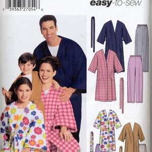 Può includere: Modello di cucito Simplicity numero 5364, facile da cucire, per realizzare accappatoi e pantaloni. Il modello comprende quattro diversi design, con una stampa floreale, a quadri e colori solidi. Il modello è mostrato su una famiglia di tre persone, un uomo, una donna e un bambino.
