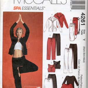 Op de afbeelding: Een naaipatroon voor een yogakledingset, inclusief een shirt met lange mouwen, een broek, een sportbeha en een rok. Het patroon is voor de maten XS, S en M. Het patroon is van McCall's SPA Essentials.