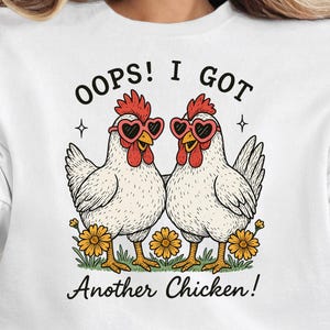 Pollo divertente in formato PNG – Ops, ho un altro pollo. Disegno a sublimazione per magliette e tazze.