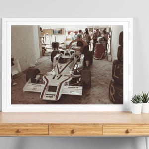 Gran Premio de Brasil de 1978: Ambiente en el garaje – Escena clásica del automovilismo de Fórmula 1, coche de F1 Shadow de Clay Regazzoni
