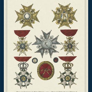 Può includere: Una stampa d'epoca con varie onorificenze e decorazioni militari francesi. L'immagine mostra diversi distintivi e medaglie ornate in oro, argento e rosso, con testo in francese. La stampa è incorniciata con un bordo blu scuro.