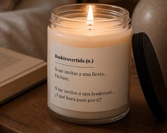 Vela Booktrovertida · Regalo Bookish Latina · Vela Española Divertida · Regalo para Lectora · Vela de Soja