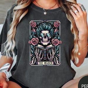 Camiseta de Tarot "Amante de los Libros Esqueleto", Camiseta de Halloween, Camiseta de Lectura Espeluznante, Camiseta de Lectura de Esqueleto, Regalo para Lectores, Camiseta de Tarot "El Lector"