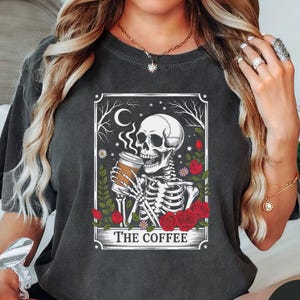 Camiseta unisex de Halloween con esqueleto de la carta del tarot para amantes del café. Camiseta, camiseta, top, regalo para adictos a la cafeína, carta del tarot de Halloween, carta del tarot del café.