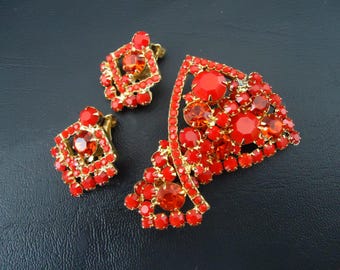 DeLizza and Elster a/k/a Juliana Art Deco Scarlet Red Glass Cabochon Geometric Tiered Brooch Pendant and Earrings. RARE AND UNUSUAL