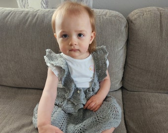 Falda bebé niña de encaje y tirantes con volante. Falda de niña tejida a mano. Falda de punto para bebé niña de estilo retro. Falda Niña Tejida a Mano Gris con Tirantes