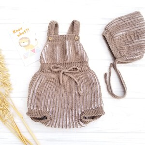 Merino Wool Baby Romper and Bonnet Set. Retro Style Baby Romper and Bonnet Set. Hand Knit Neutral Colors Baby Clothes. Knit Baby Bloomers.