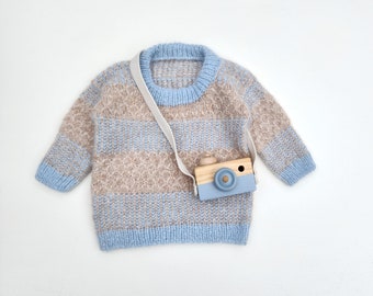 Alpaka Baby Jungen Pullover. Weicher Baby Pullover. Oversize Baby Pullover. Beige und Blauer Baby Pullover.