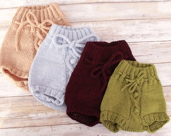 Bloomers câblés. Bloomers bébé en laine tricotés à la main. Bloomers bébé pop-corn. Knit Baby Soaker.Knit Baby Shorties. Short pour bébé Bobbles.