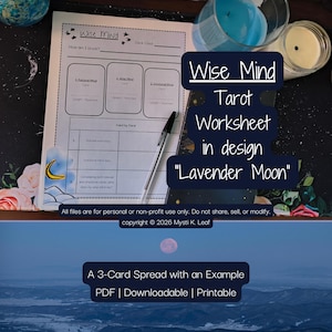 Peut inclure: Un "Wise Mind" tarot worksheet dans un design "Lavender Moon". Le document comprend des sections pour l'analyse des cartes et un exemple de tirage à 3 cartes. Un stylo et des bougies sont également visibles.