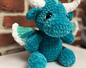 Teal Baby-Drache Plüsch häkeln Amigurumi entzückende Kuscheltier handgemachte Samt Drache Spielzeug Fantasy Geschenk für Kinder oder Sammler