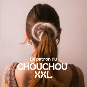 May include: A person with long brown hair wearing a brown and white knitted hair scrunchie. The hair scrunchie is tied around a ponytail. The text "Le patron du CHOUCHOU XXL" is written in white letters on a brown background.