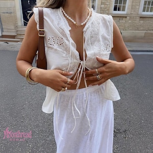 Boho White Cotton Lace Top – Embroidered Tie Front Blouse – Vintage Sleeveless Festival Shirt – Cottagecore Beachwear – Summer Peasant Top