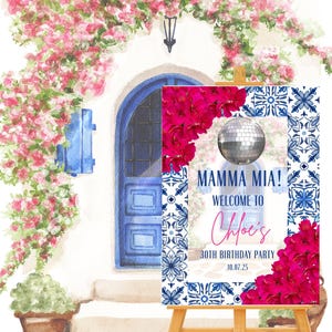 Puede incluir: Un letrero de bienvenida estilo acuarela para una fiesta de 30 cumpleaños. El letrero presenta el texto "MAMMA MIA! Welcome to Chloe's" con una bola de discoteca y flores rosas. El letrero está sobre un caballete de madera, con una puerta azul y un arco floral en el fondo.