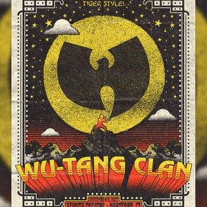 Może przedstawiać: Plakat koncertowy w stylu vintage dla Wu-Tang Clan, przedstawiający żółty symbol Wu-Tang z czarną sylwetką osoby w pozie sztuk walki na szczycie góry. Plakat ma czarne tło z białymi gwiazdami i chmurami. Tekst "TIGER STYLE!" znajduje się na górze plakatu, a tekst "WU-TANG CLAN" jest dużymi, pogrubionymi literami na dole. Data "SEPTEMBER 9, 2022" i lokalizacja "XFINITY THEATRE - HARTFORD, CT" są również umieszczone na plakacie.