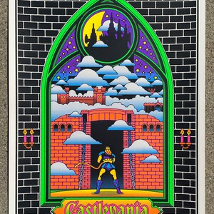 Op de afbeelding: Een poster in retro-stijl met een groene, paarse en oranje illustratie van een kasteel met een ridder die in de deuropening staat. Het kasteel is omgeven door wolken en sterren. De tekst "Castlevania" staat in een gestileerd lettertype onderaan de poster.