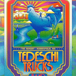 Puede incluir: Un cartel de concierto de estilo retro con una ilustración colorida de un gallo de pie en una colina con un horizonte de ciudad en el fondo. El texto "AUGUST 2 2024", "THE ARMORY MINNEAPOLIS, MN", "TEDESCHI TRUCKS BAND" y "POSTER BY NATEMOONLITE" está incluido en el cartel.