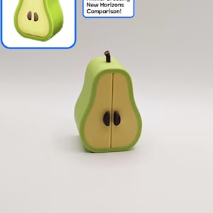 Puede incluir: Un objeto verde en forma de pera con un tallo marr&oacute;n y dos detalles de semillas marrones. La pera est&aacute; dividida por la mitad, revelando un interior amarillo claro. La imagen incluye una imagen m&aacute;s peque&ntilde;a de la pera y el texto "Animal Crossing: New Horizons Comparison!"