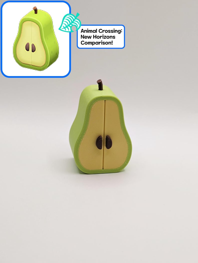 Puede incluir: Un objeto verde en forma de pera con un tallo marr&oacute;n y dos detalles de semillas marrones. La pera est&aacute; dividida por la mitad, revelando un interior amarillo claro. La imagen incluye una imagen m&aacute;s peque&ntilde;a de la pera y el texto "Animal Crossing: New Horizons Comparison!"